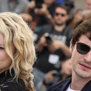 Virginie Efira et son compagnon Niels Schneider au photocall de "Sibyl" lors du 72ème Festival International du Film de Cannes, le 25 mai 2019.
© Dominique Jacovides/Bestimage