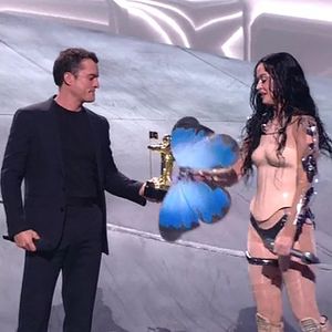 Orlando Bloom introduit la performance Video Vanguard de Katy Perry par un doux discours, la qualifiant d'"irrésistible" lors des MTV VMAs. Avant que Katy Perry ne reçoive son prix Video Vanguard aux MTV Video Music Awards 2024 - et ne donne une performance de 10 minutes de ses plus grands succès - son partenaire de longue date, Orlando Bloom, a partagé quelques mots doux de soutien.
©Backgrid UK/ Bestimage