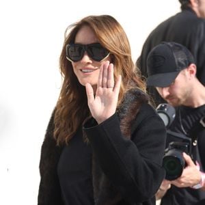 Carla Bruni aux arrivées du défilé Christian Dior Collection Femme Prêt-à-Porter Printemps/Eté 2026 lors de la Fashion Week de Paris (PFW), dans le Jardin des Tuileries, à Paris, France, le 1er octobre 2025. © Delpech-Guignebourg/Bestimage