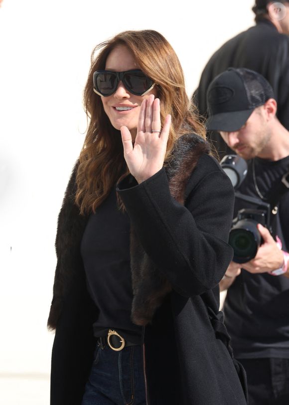 Carla Bruni aux arrivées du défilé Christian Dior Collection Femme Prêt-à-Porter Printemps/Eté 2026 lors de la Fashion Week de Paris (PFW), dans le Jardin des Tuileries, à Paris, France, le 1er octobre 2025. © Delpech-Guignebourg/Bestimage