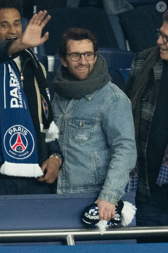 Pablo Mira - Célébrités dans les tribunes du match de 8ème de finale aller de la Ligue Des Champions 2025-2026 (LDC) "PSG - Chelsea (5-2)" au Parc des Princes à Paris le 11 mars 2026. © Cyril Moreau/Bestimage