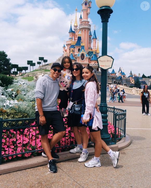 Alizée en famille à Disneyland Paris. Le 5 juillet 2023.