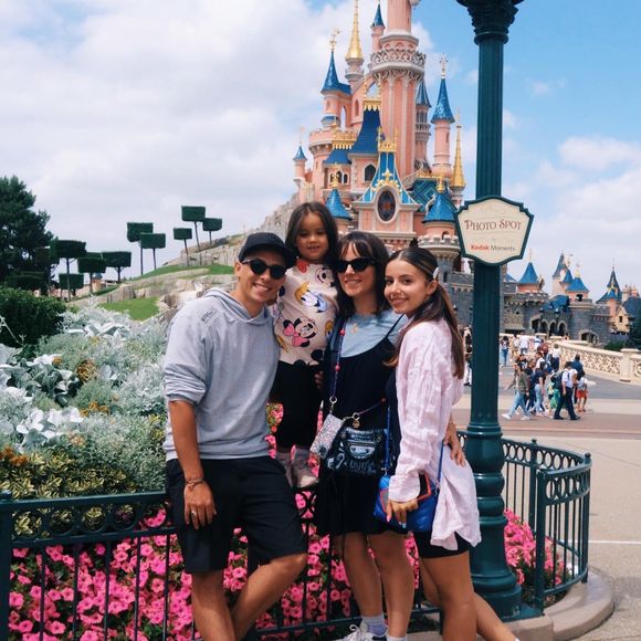 Alizée en famille à Disneyland Paris. Le 5 juillet 2023.