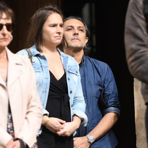 Pour ses dernières volontés, sa famille avait demandé qu’une collecte soit organisée au profit de l’association Millions Missing France plutôt que des fleurs.
Exclusif - Olivier Sitruk et sa compagne, Anne Plantey, enceinte - Obsèques d'Arnaud Denis en l'Eglise Saint Roch à Paris, le 1er octobre 2026.