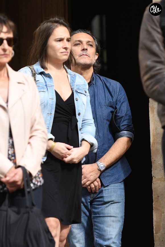 Pour ses dernières volontés, sa famille avait demandé qu’une collecte soit organisée au profit de l’association Millions Missing France plutôt que des fleurs.

Exclusif - Olivier Sitruk et sa compagne, Anne Plantey, enceinte - Obsèques d'Arnaud Denis en l'Eglise Saint Roch à Paris, le 1er octobre 2026.