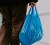 Il suffit d’envelopper les poils du balai avec un sac en plastique.

Photo prise par Mathias Reding / Unsplash