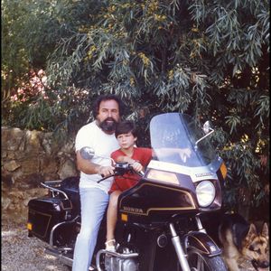 Archives - Richard Anthony et son fils Alexandre sur la cote d'Azur en 1983 - © Daniel Angeli Bestimage