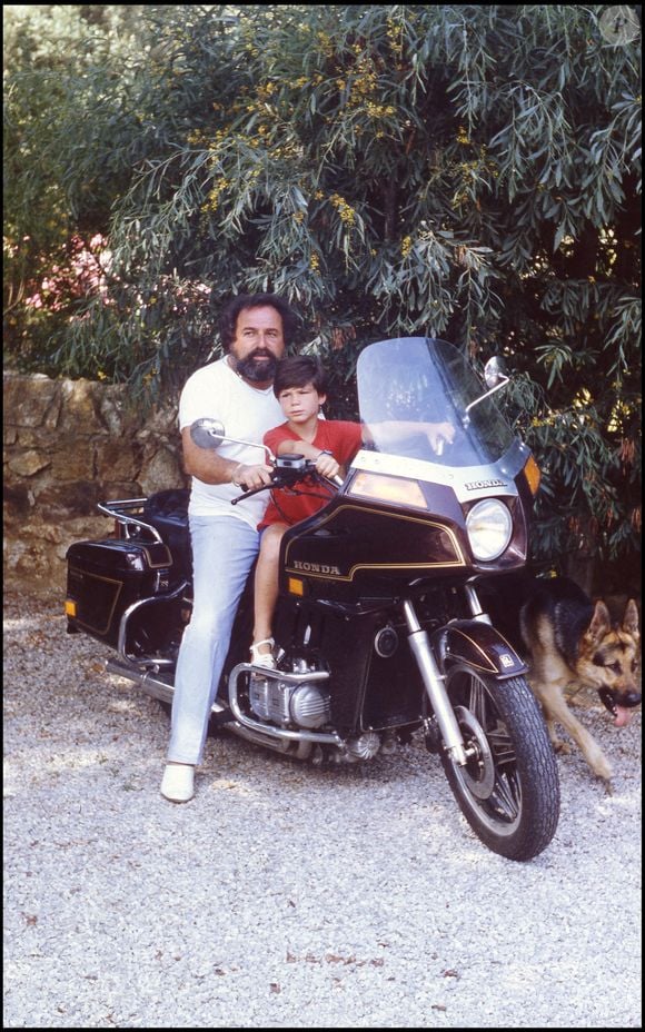 Archives - Richard Anthony et son fils Alexandre sur la cote d'Azur en 1983 - © Daniel Angeli Bestimage
