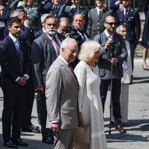 Le roi Charles III d'Angleterre et Camilla Parker Bowles, reine consort d'Angleterre, se promènent sur la Piazza San Francesco à Ravenne, lors de leur voyage officiel en Italie, le 10 avril 2025. Zuma Press / Bestimage