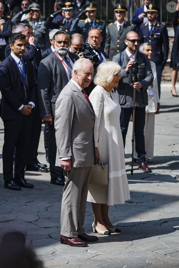 Le roi Charles III d'Angleterre et Camilla Parker Bowles, reine consort d'Angleterre, se promènent sur la Piazza San Francesco à Ravenne, lors de leur voyage officiel en Italie, le 10 avril 2025. Zuma Press / Bestimage