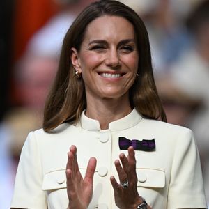 Après la Grèce, Kate Middleton et sa famille est de retour dans un lieu emblématique de la couronne royale.

Kate Middleton assiste à la finale féminine des championnats de Wimbledon, le 12 juillet 2025.

Photo : Mirrorpix / Bestimage