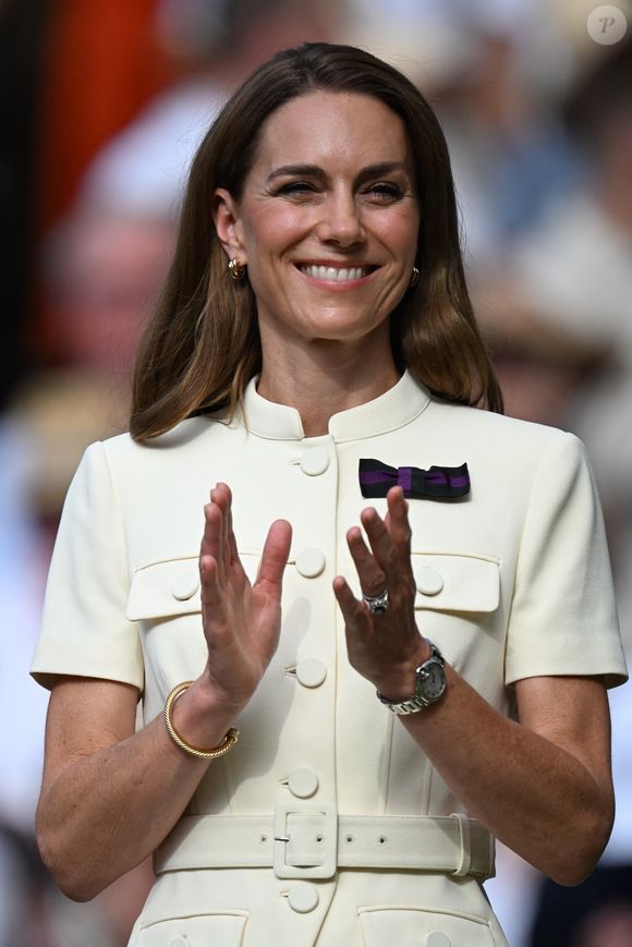 Après la Grèce, Kate Middleton et sa famille est de retour dans un lieu emblématique de la couronne royale.

Kate Middleton assiste à la finale féminine des championnats de Wimbledon, le 12 juillet 2025.

Photo : Mirrorpix / Bestimage