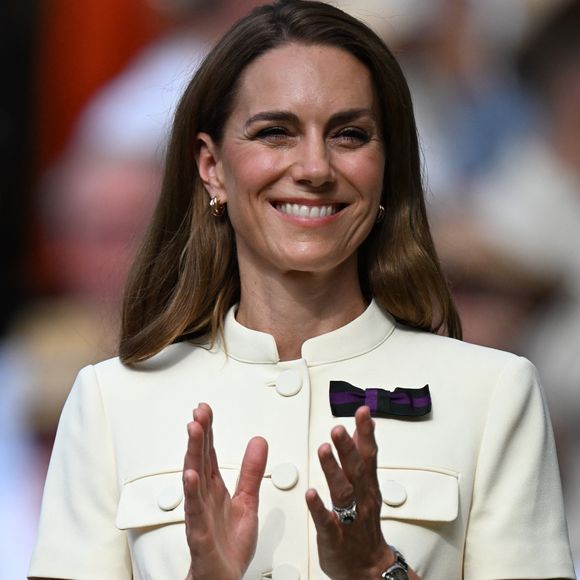 Après la Grèce, Kate Middleton et sa famille est de retour dans un lieu emblématique de la couronne royale.

Kate Middleton assiste à la finale féminine des championnats de Wimbledon, le 12 juillet 2025.

Photo : Mirrorpix / Bestimage