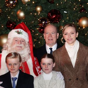 Jacques de Monaco n'est pourtant pas l'aîné de la famille. En effet, son père a eu deux enfants illégitimes, et sa soeur jumelle Gabriella est née deux minutes avant lui...

Le Prince Albert II de Monaco, la Princesse Gabriella de Monaco, le Prince Jacques de Monaco et la Princesse Charlène de Monaco assistent à l'inauguration des illuminations de Noël sur la Place du Casino à Monte-Carlo, Monaco, le 29 novembre 2025. Photo Jean-Charles Vinaj/Abaca