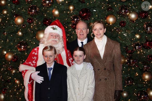 Jacques de Monaco n'est pourtant pas l'aîné de la famille. En effet, son père a eu deux enfants illégitimes, et sa soeur jumelle Gabriella est née deux minutes avant lui...

Le Prince Albert II de Monaco, la Princesse Gabriella de Monaco, le Prince Jacques de Monaco et la Princesse Charlène de Monaco assistent à l'inauguration des illuminations de Noël sur la Place du Casino à Monte-Carlo, Monaco, le 29 novembre 2025. Photo Jean-Charles Vinaj/Abaca