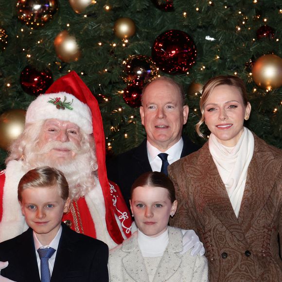 Jacques de Monaco n'est pourtant pas l'aîné de la famille. En effet, son père a eu deux enfants illégitimes, et sa soeur jumelle Gabriella est née deux minutes avant lui...

Le Prince Albert II de Monaco, la Princesse Gabriella de Monaco, le Prince Jacques de Monaco et la Princesse Charlène de Monaco assistent à l'inauguration des illuminations de Noël sur la Place du Casino à Monte-Carlo, Monaco, le 29 novembre 2025. Photo Jean-Charles Vinaj/Abaca