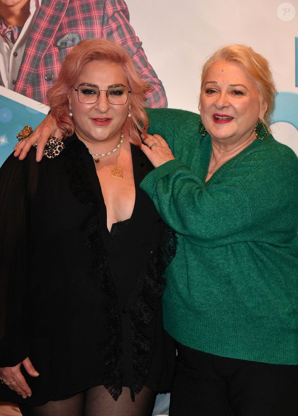 Marilou Berry et sa mère Josiane Balasko lors de l'avant-première du film "Mes très chers enfants" au cinéma UGC Bercy à Paris le 13 décembre 2021.
© Veeren / Bestimage