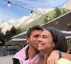 Son carrousel Instagram dévoile des moments complices, entre piscine face aux massifs et spritz en terrasse.