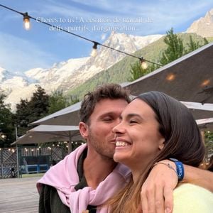Son carrousel Instagram dévoile des moments complices, entre piscine face aux massifs et spritz en terrasse.