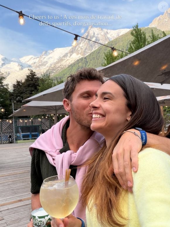 Son carrousel Instagram dévoile des moments complices, entre piscine face aux massifs et spritz en terrasse.