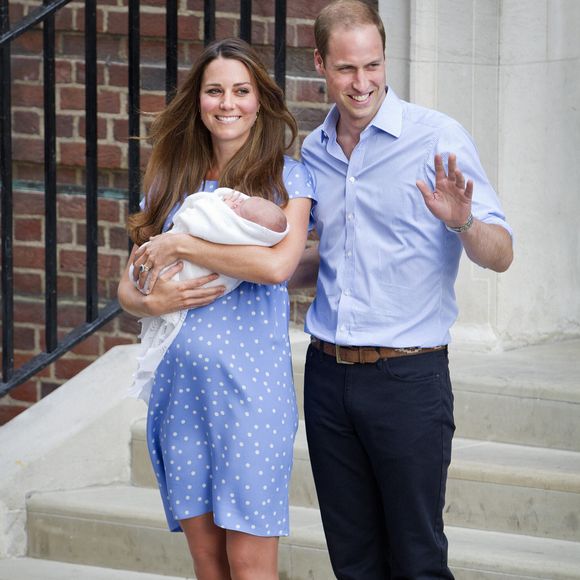 Le prince William et Catherine Kate Middleton présentent leur fils, le prince George, devant le St Mary's Hospital à Londres le 23 juin 2013

©Royalportraits Europe/Bernard Rubsamen / Bestimage
