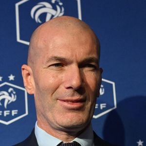 Son frère aîné Enzo Zidane avait pris la même décision lorsqu'il évoluait encore sur les terrains

L'ancien international français de football Zinédine Zidane s'exprime lors d'une conférence de presse visant à le présenter comme le nouveau sélectionneur de l'équipe de France, au siège de la Fédération française de football (FFF) à Paris, le 28 juillet 2026. © Christian Liewig/Bestimage
