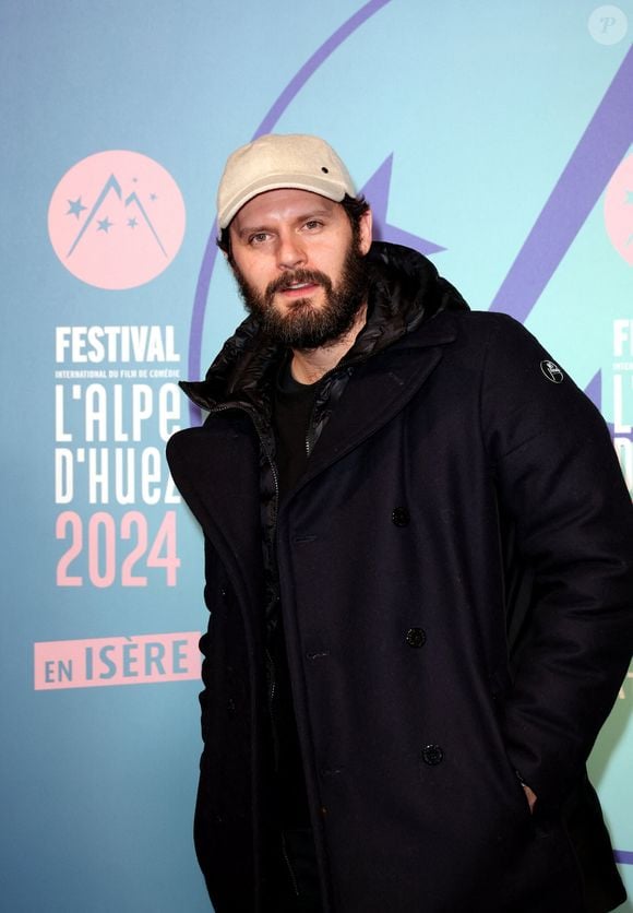 Hugo Becker pour le film "Ici et Là-Bas" dans le cadre du au photocall du 27éme Festival International du Film de Comédie de l'Alpe d'Huez, France, le 19 janvier 2024. © Dominique Jacovides/Bestimage