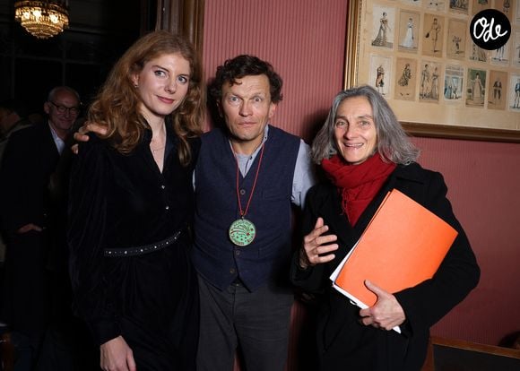 Exclusif - Sylvain Tesson, avec sa compagne Catherine Van Offelen et sa soeur Stéphanie Tesson, reçoit le prix Jules Renard de l'académie Alphonse Allais dans les salons d'honneur de la SACD à Paris le 17 novembre 2025.

© Denis Guignebourg / Bestimage