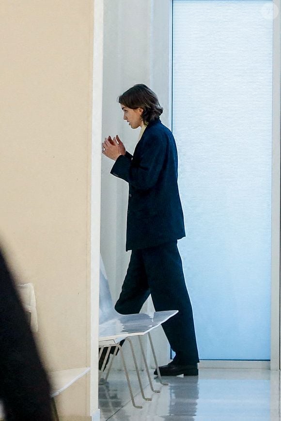 Adèle Haenel a quitté la salle d'audience pour se calmer, après avoir laissé parler sa colère par ces mots "ferme ta gueule" en s'adressant à C.Ruggia - Deuxième jour du procès de C.Ruggia, accusé d'agressions sexuelles sur mineures, dont l'actrice A.Haenel alors âgée entre 12 et 14 ans au moment des faits, devant le tribunal correctionnel de Paris, le 10 décembre 2024.