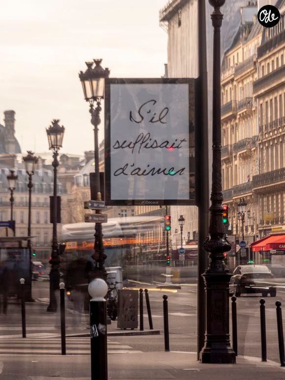 Une mystérieuse campagne d’affichage reprenant les titres iconiques de Céline Dion s’est emparée de Paris, le 24 mars 2026.

© Théo Castillon / Bestimage