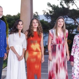 Sa chambre individuelle mesure environ 17 mètres carrés.
Le roi Felipe VI d’Espagne, la reine Letizia d’Espagne, la princesse héritière Leonor, l’infante Sofia d’Espagne et la reine émérite Sofia assistent à la traditionnelle réception annuelle organisée au palais de Marivent.
Dana Press / Bestimage