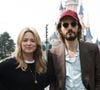 Niels Schneider arborait un look vintage avec une casquette, des lunettes de soleil, une barbe fournie, une veste marron, une chemise rayée et un jean délavé...
Exclusif - Virginie Efira et son compagnon Niels Schneider au lancement du Disney Music Festival à Disneyland Paris le 26 avril 2025. © Coadic Guirec / Bestimage