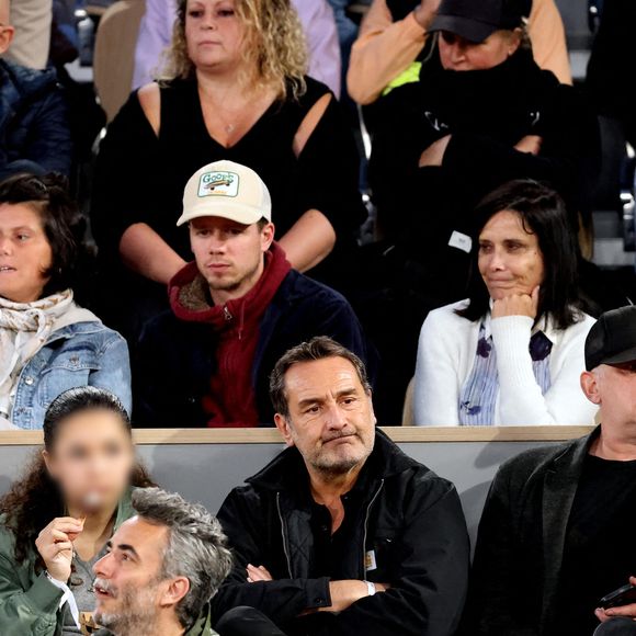 Gilles Lellouche et sa fille Ava dans les tribunes des Internationaux de France de tennis de Roland Garros 2024 à Paris, France, le 2 juin 2024. © Jacovides-Moreau/Bestimage