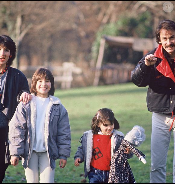 Archives - Michel Fugain et son ex-femme Stéphanie et leurs filles Marie et Laurette - Rendez-vous en 1983. (© MAX COLIN / BESTIMAGE).