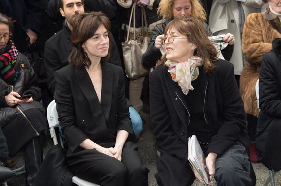 Charlotte Gainsbourg et sa mère Jane Birkin - Cérémonie d'inauguration de la plaque commémorative en l'honneur de Serge Gainsbourg, au 11 bis Rue Chaptal (où le chanteur passa une partie de son enfance), à Paris. Le 10 Mars 2016