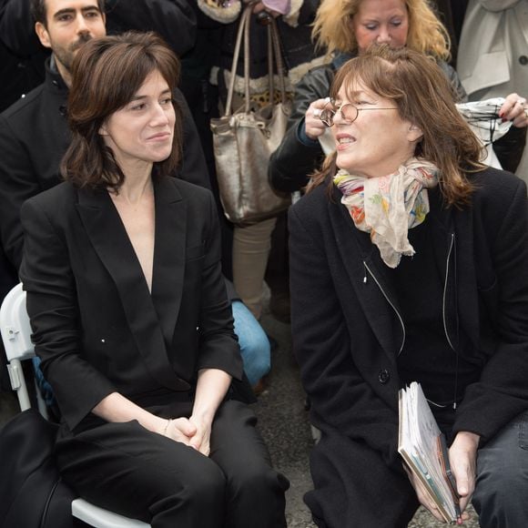 Charlotte Gainsbourg et sa mère Jane Birkin - Cérémonie d'inauguration de la plaque commémorative en l'honneur de Serge Gainsbourg, au 11 bis Rue Chaptal (où le chanteur passa une partie de son enfance), à Paris. Le 10 Mars 2016