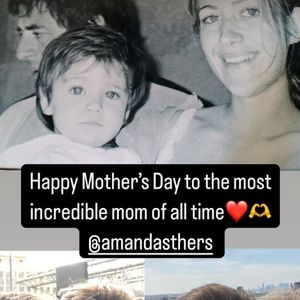 La story partagée par Oscar Bruel, à l'occasion de la Fête des mères, où l'on voit Amanda Sthers et Patrick Bruel.