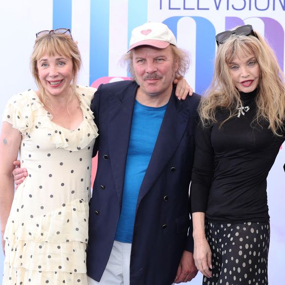 L'actrice avait également expliqué qu'elle souhaitait un prénom simple, évoquant "plutôt la gentillesse".

Philippe Katerine, Julie Depardieu, Arielle Dombasle - Photocall de "Les derniers jours de Charles Baudelaire" lors de la 65eme édition du Festival TV De Monte Carlo le 14 juin 2026.

 © Denis Guignebourg /Bestimage