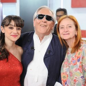 Exclusif - Gilbert Montagne, son épouse Nikole et leur petite fille Elsa - Enregistrement de l'émission Vivement dimanche au studio Rive Gauche , présentée par Michel Drucker . Diffusion sur France 3 le 29/03/2026. Photos prises le 18 mars 2026.
© Guillaume Gaffiot / Bestimage