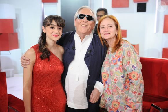 Exclusif - Gilbert Montagne, son épouse Nikole et leur petite fille Elsa - Enregistrement de l'émission Vivement dimanche au studio Rive Gauche , présentée par Michel Drucker . Diffusion sur France 3 le 29/03/2026. Photos prises le 18 mars 2026.
© Guillaume Gaffiot / Bestimage
