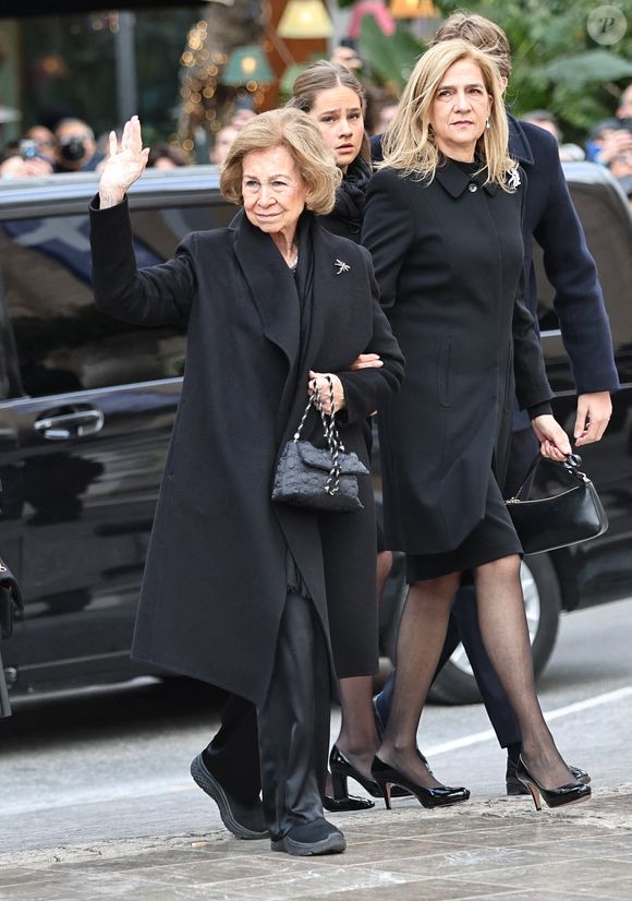 L'ancienne reine Sofia d'Espagne avec les princesses Elena et Cristina assistent aux funérailles de la princesse Irène de Grèce à la cathédrale métropolitaine d'Athènes à Athènes, Grèce, le 19 janvier 2026. Photo par Giannis Panagopoulos/Eurokinissi/ABACAPRESS.COM