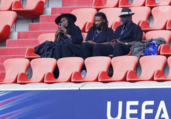 Lilian Thuram et sa femme Kareen Guiock Thuram, et son fils Khéphren Thuram - Les célébrités dans les tribunes de la finale de la Ligue Des Champions 2025 "PSG - Inter Milan (5-0)" à l'Allianz Arena de Munich, le 31 mai 2025.
© Cyril Moreau/Bestimage
