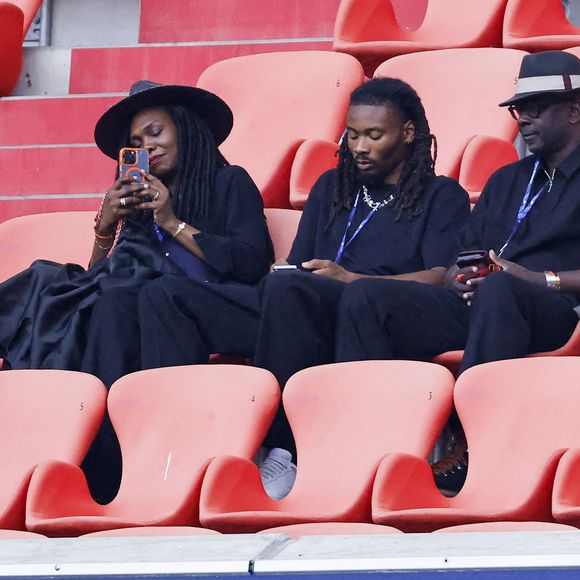 Lilian Thuram et sa femme Kareen Guiock Thuram, et son fils Khéphren Thuram - Les célébrités dans les tribunes de la finale de la Ligue Des Champions 2025 "PSG - Inter Milan (5-0)" à l'Allianz Arena de Munich, le 31 mai 2025.
© Cyril Moreau/Bestimage