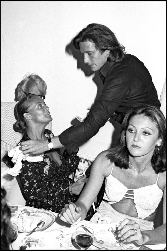 Dès son inauguration en 1967, l'établissement s'est imposé comme le point de chute favori du gratin mondial et d'Hollywood.

Archives - Romy Schneider et son mari Daniel Biasini lors d'une soirée au "Byblos" à Saint-Tropez pour l'anniversaire de Roger Peyrefitte en 1975
© DANIEL ANGELI / BESTIMAGE