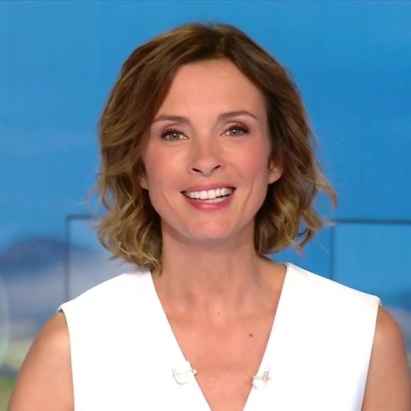 Isabelle Ithurburu a présenté ce vendredi son dernier JT du 13 Heures sur TF1, après un mois de remplacement de Marie-Sophie Lacarrau.

Isabelle Ithurburu dans le JT de TF1. Capture d'écran TF1
