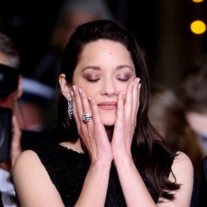 Marion Cotillard, en tête d'affiche, était notamment présente mais l'actrice a été victime d'un léger incident de parcours.

Marion Cotillard - Montée des marches du film " Roma elastica " lors du 79ème Festival International du Film de Cannes, le 20 mai 2026. © Jacovides-Moreau / Bestimage