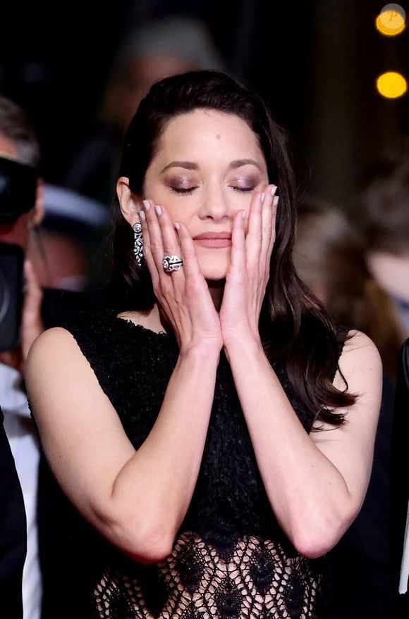 Marion Cotillard, en tête d'affiche, était notamment présente mais l'actrice a été victime d'un léger incident de parcours.

Marion Cotillard - Montée des marches du film " Roma elastica " lors du 79ème Festival International du Film de Cannes, le 20 mai 2026. © Jacovides-Moreau / Bestimage