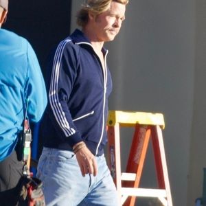 Malibu : L'acteur et producteur américain Brad Pitt a été vu sur le plateau de Malibu lors du tournage d'un nouveau film, jouant une scène sur le balcon de l'océan. L'acteur avait l'air décontracté et sans effort dans une veste de survêtement marine associée à un jean bleu clair. 15/09/2025

Photo : Backgrid USA / Bestimage