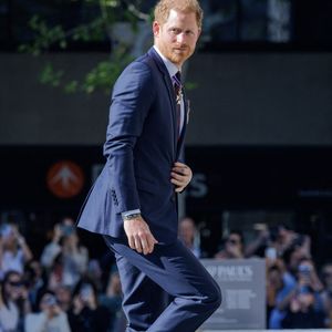 Le prince Harry, duc de Sussex arrive à la célébration du 10ème anniversaire des Invictus Games, en la cathédrale Saint-Paul à Londres, le 8 mai 2024. Venu sans sa femme et ses enfants, il ne rencontrera pas son père qui lutte actuellement contre un cancer. ©  Jonathan Buckmaster/Mirropix/Bestimage
