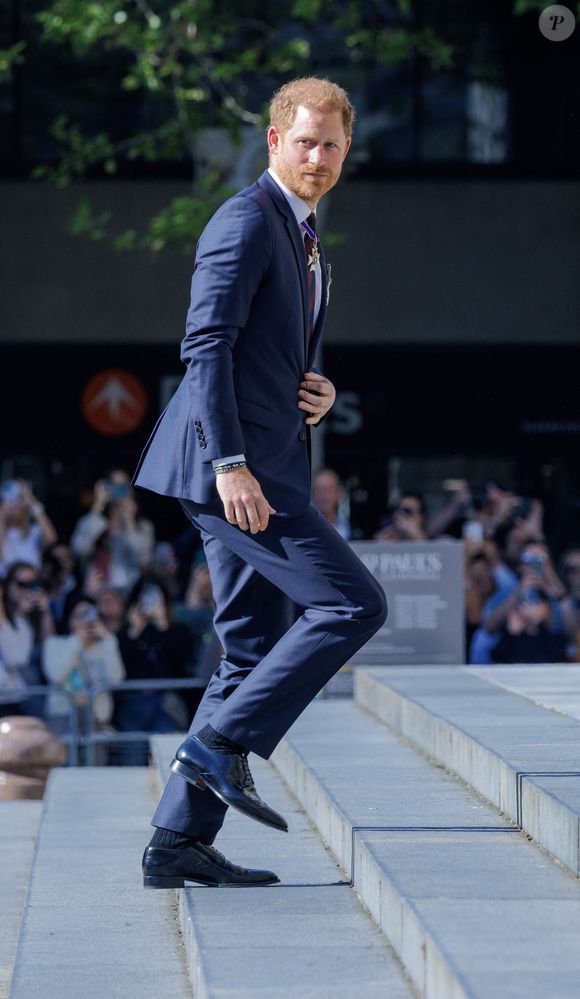 Le prince Harry, duc de Sussex arrive à la célébration du 10ème anniversaire des Invictus Games, en la cathédrale Saint-Paul à Londres, le 8 mai 2024. Venu sans sa femme et ses enfants, il ne rencontrera pas son père qui lutte actuellement contre un cancer. ©  Jonathan Buckmaster/Mirropix/Bestimage
